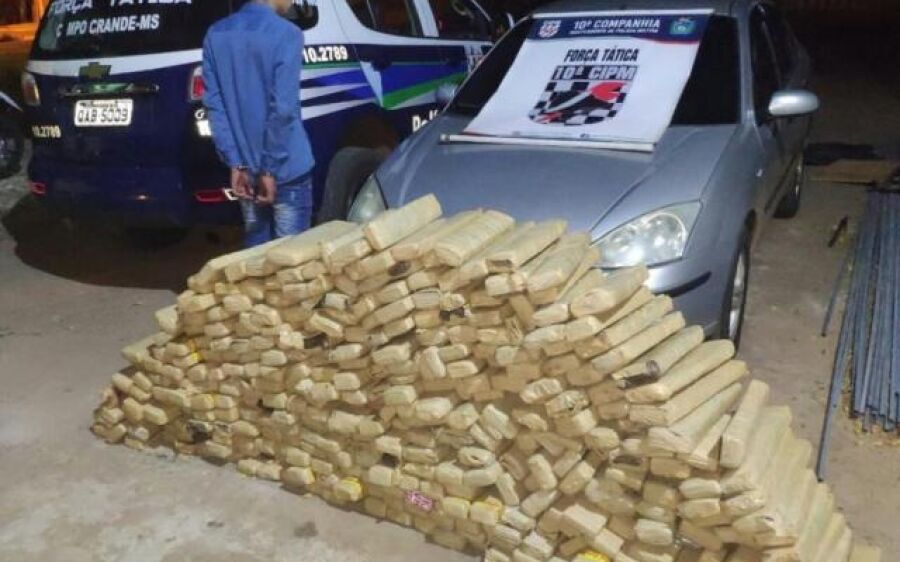 Em carro com aparato de fuga, jovem é preso com 398 kg de maconha