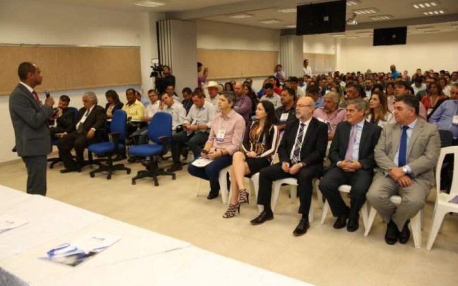 Tribunal de Contas capacita gestores públicos em encontro em Coxim