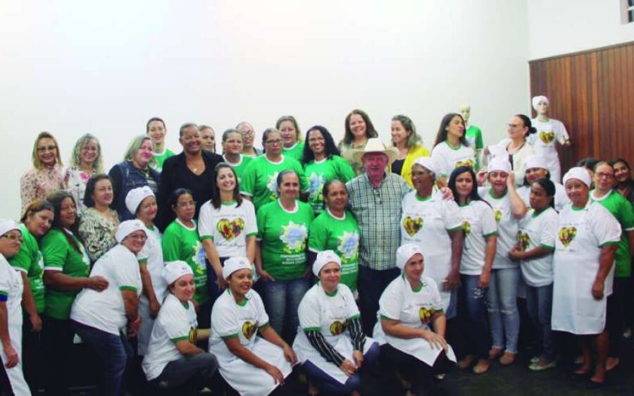 Rio Verde: Prefeitura entrega uniformes para funcionários das escolas e Centros de Educação Infantil