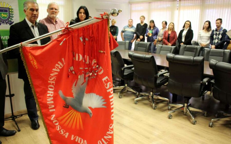 Reinaldo Azambuja recebe Bandeira do Divino Espírito Santo; festa religiosa é a mais antiga de MS