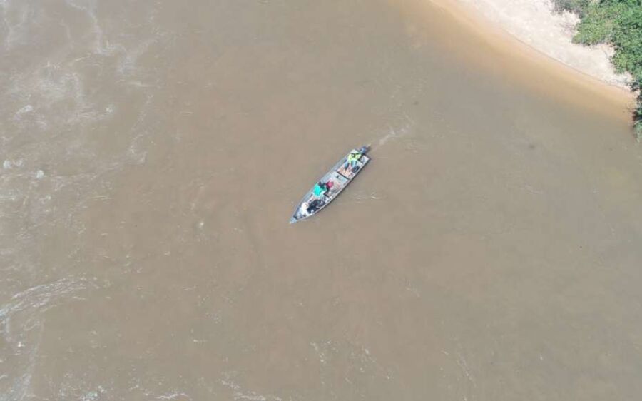 PMA usa drone e surpreende pescadores fazendo arrastão com rede de pesca no rio Taquari