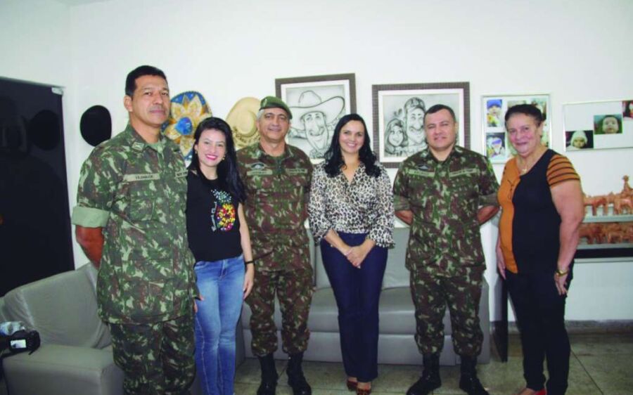 Vice-Prefeita Dinalvinha Viana recebe  visita de militares do 47º BI