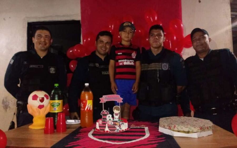 Policiais militares de Sonora aparecem de surpresa em aniversário de criança que sonha em ser PM