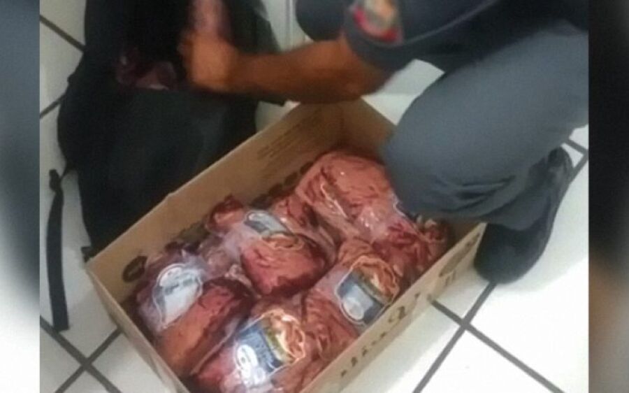 Olha a faca: açougueiro ameaça colegas ao ser  flagrado furtando picanha