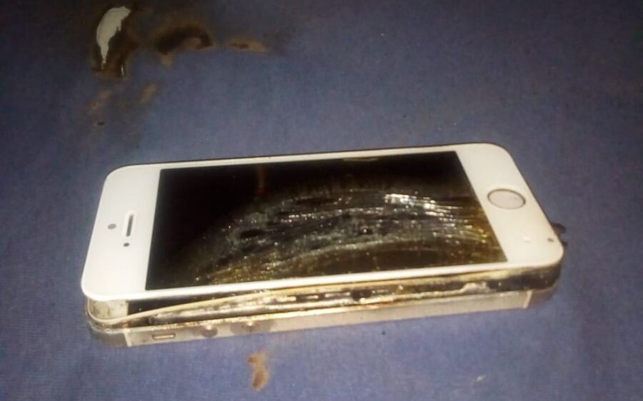 Celular pega fogo enquanto carregava sobre a cama onde jovem dormia em MS