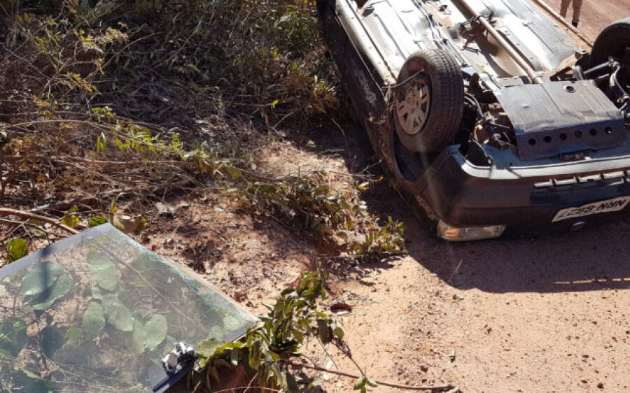Sem cinto de segurança,  motorista é esmagado pelo próprio carro em capotamento