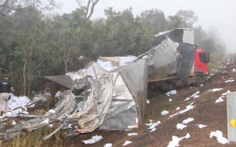 Bebê fica ferido após colisão entre 2 caminhões na BR-163
