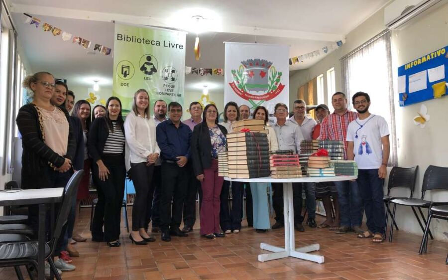 Vereadores realizam entrega de livros para  a Biblioteca Municipal de Rio Verde