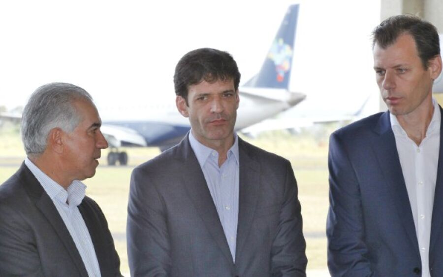 Reinaldo Azambuja entrega obra de  restauração da pista do aeroporto de Bonito