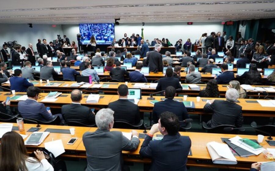 Deputados aprovam relatório da Previdência e texto vai a plenário