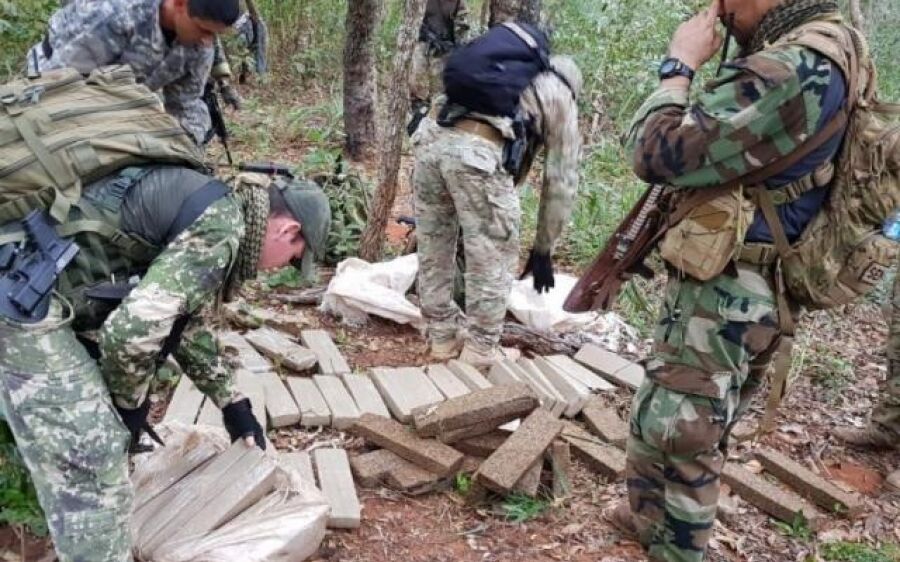 Ação na fronteira prende 2 e descobre 4.200 kg de maconha em mata