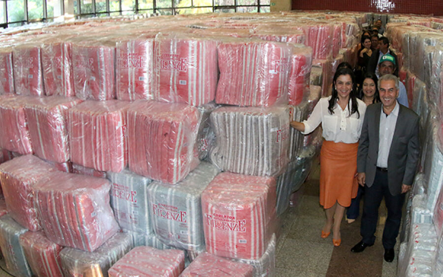 Governador entregou cobertores para os 79 municípios ontem