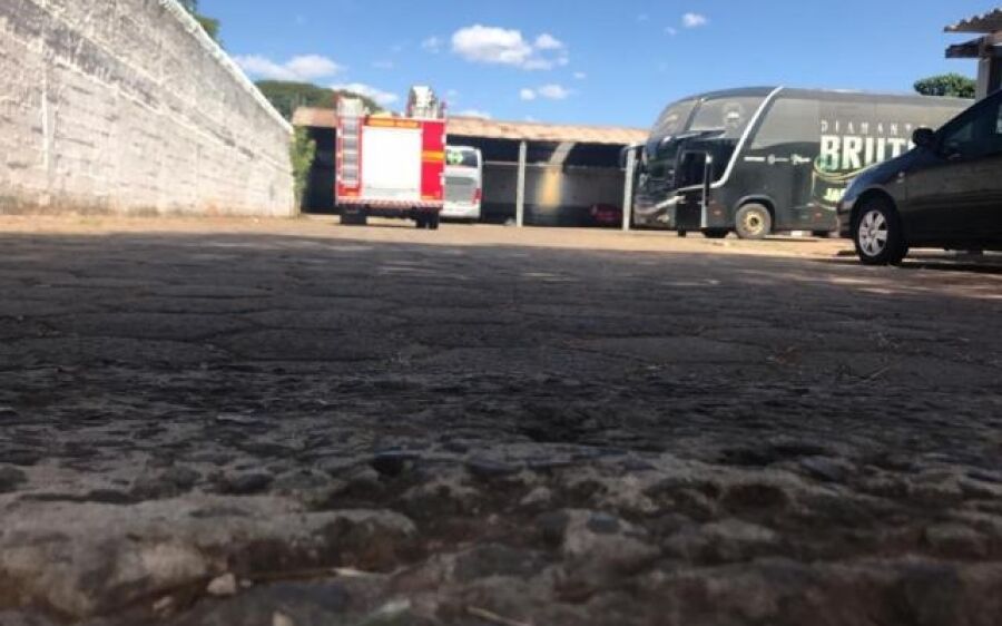 Motorista morre prensado contra muro por ônibus de dupla sertaneja