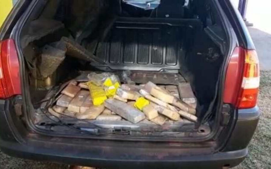 PRF descobre 110 Kg de maconha em fundo falso de veículo em São Gabriel