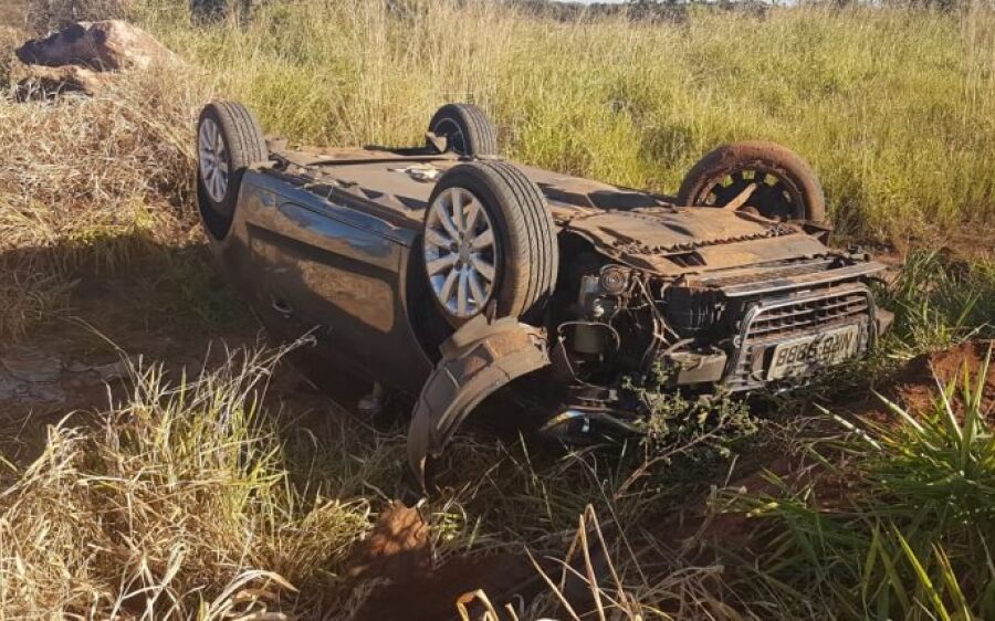 Motorista capota carro emprestado, abandona veículo e vai para casa dormir