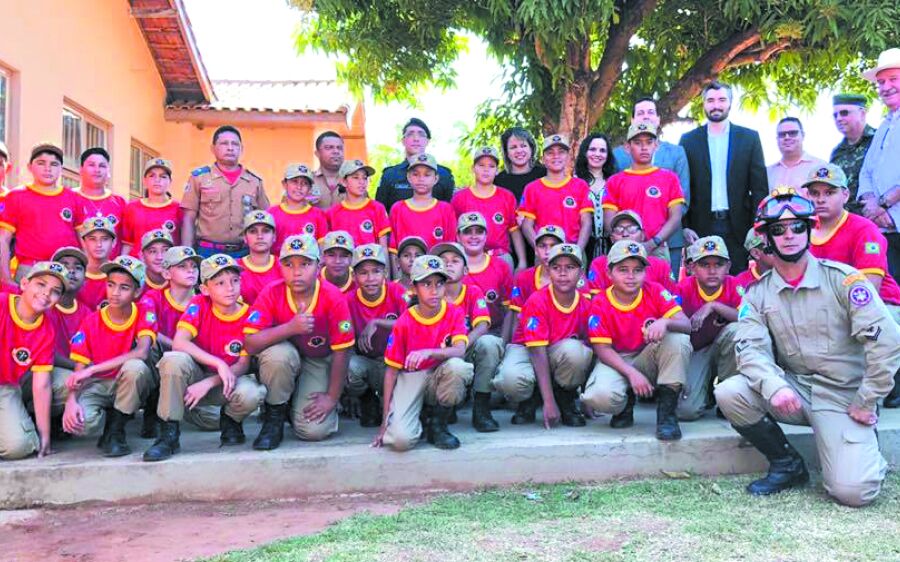 Vereadores de Rio Verde participam de entrega de fardamento aos alunos 