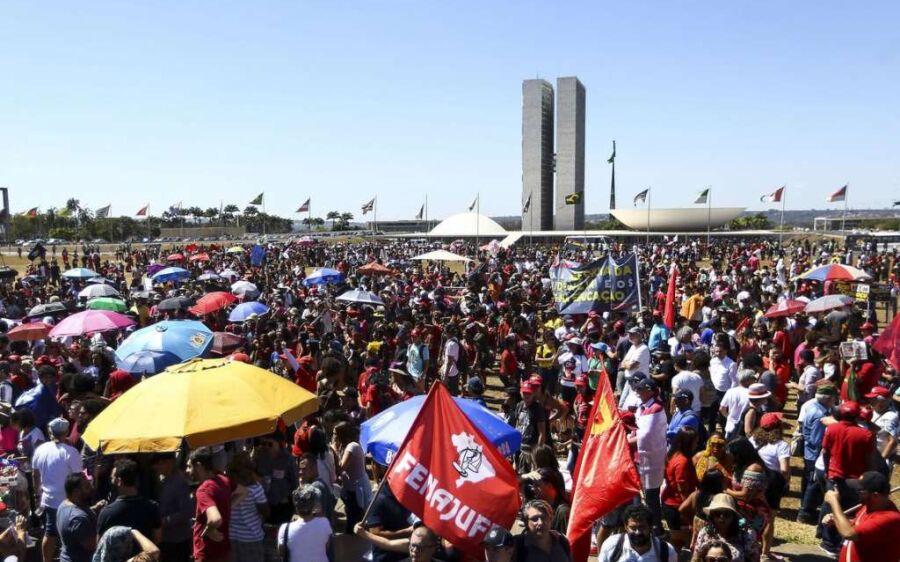 Manifestantes voltam às ruas em defesa de mais recursos para educação