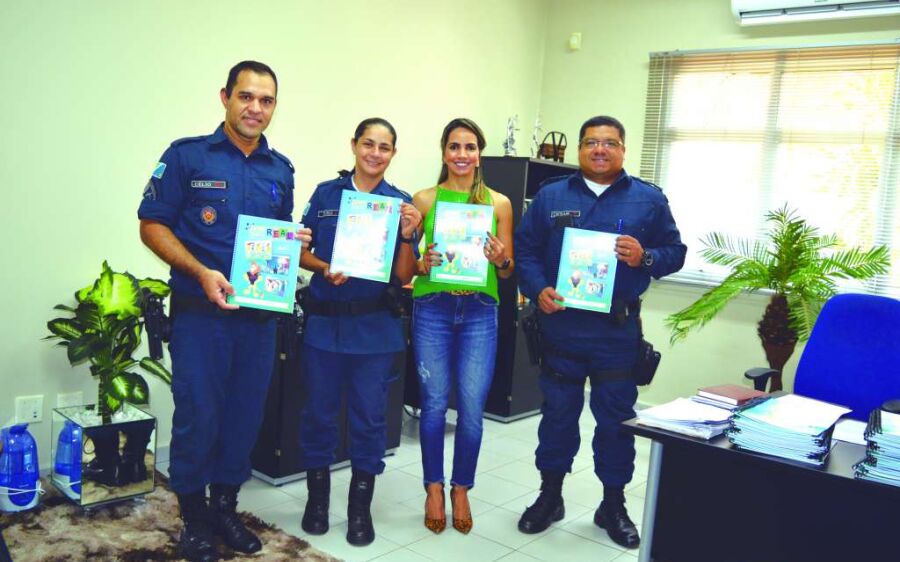 Polícia Militar recebe doação de livros do MPE para aplicação do Proerd em Coxim e Alcinópolis 