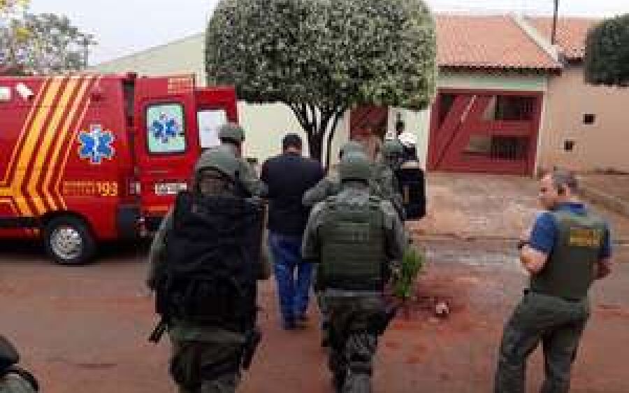 Marido briga com a esposa, quebra asfalto, planta árvore e mobiliza até o BOPE