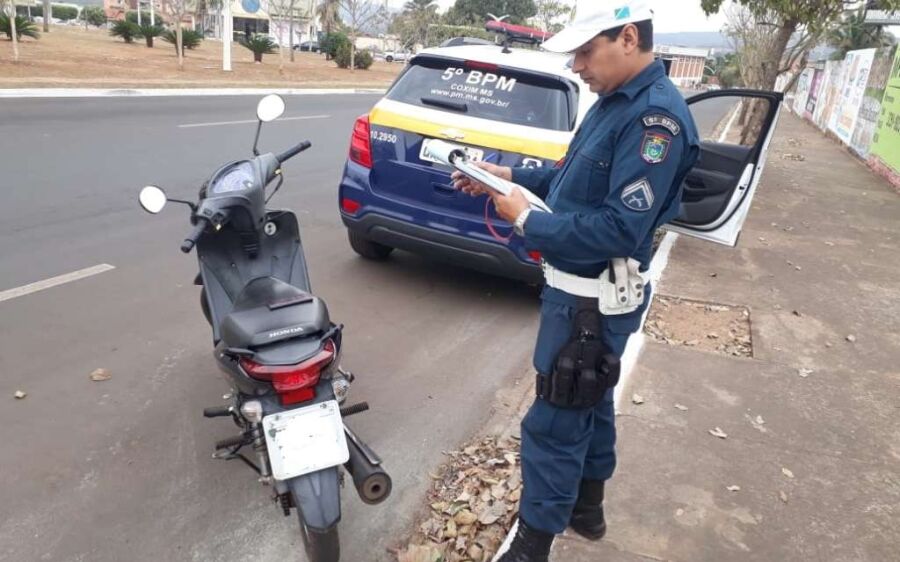 Polícia Militar realiza blitz em Coxim