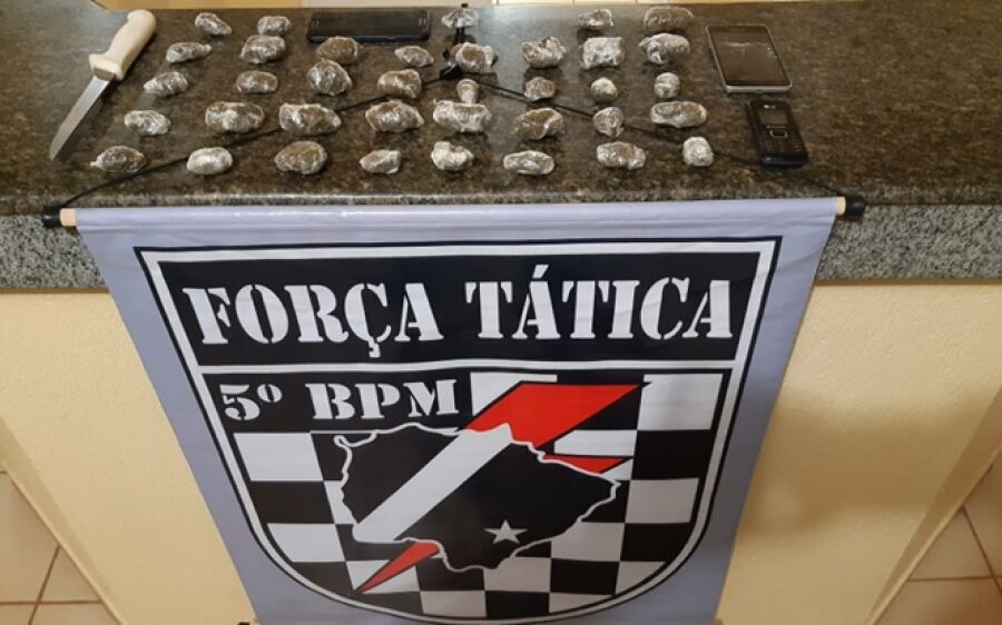 Força Tática resgata jovem do tribunal do crime, prende dois e apreende drogas