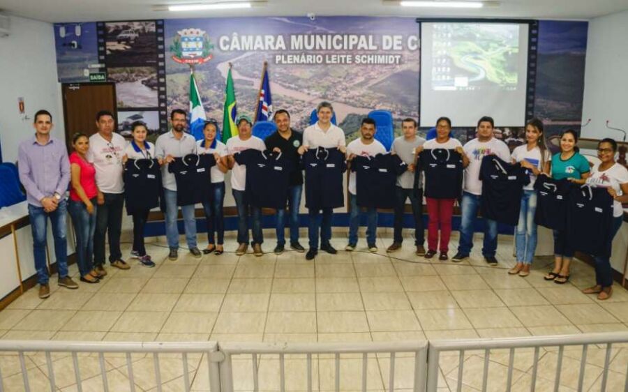 Servidores da Saúde de Coxim recebem uniformes para melhorar atendimento