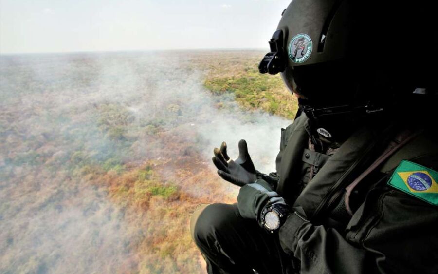 Helicópteros entram em operação no combate às queimadas no Pantanal