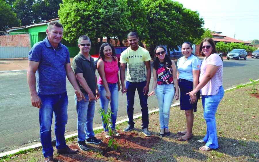 Vereadores participam de plantio de muda de arvores em Sonora