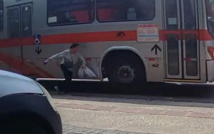 Passageira tem perna amputada após ser atropelada por ônibus na Capital