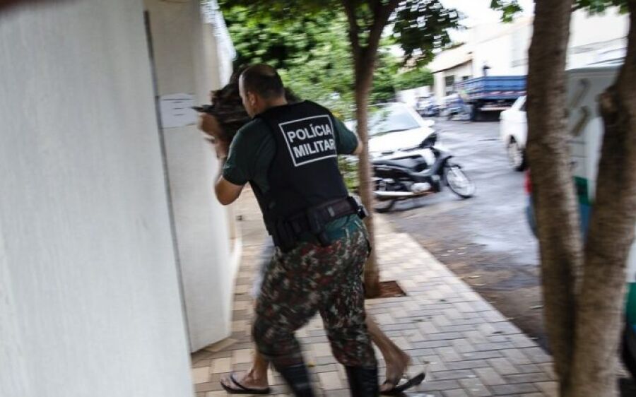 Policial militar acusado de matar esposa e suposto amante se entrega