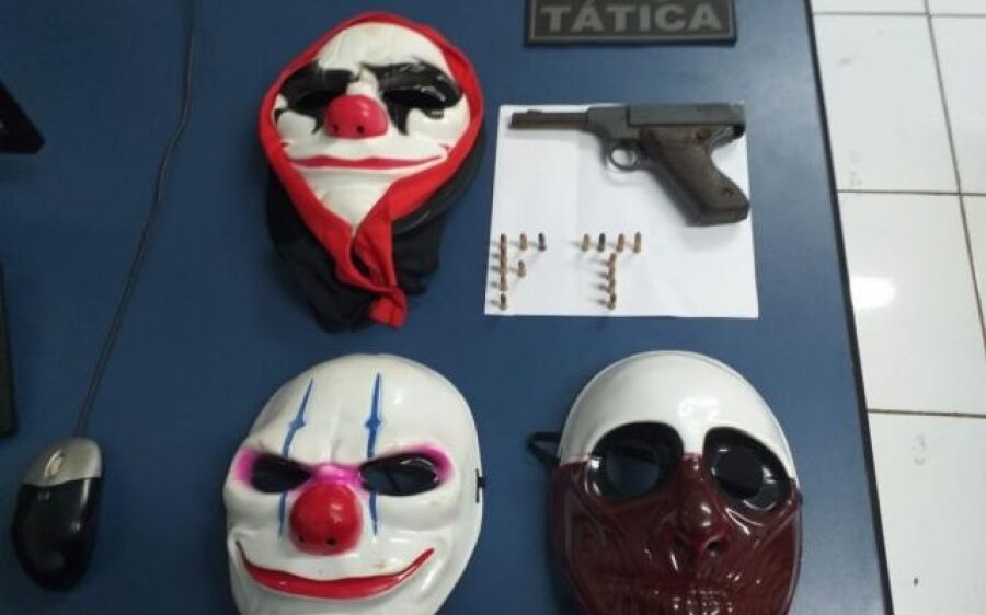 Preso com arma e máscaras de palhaço, suspeito confessa roubos