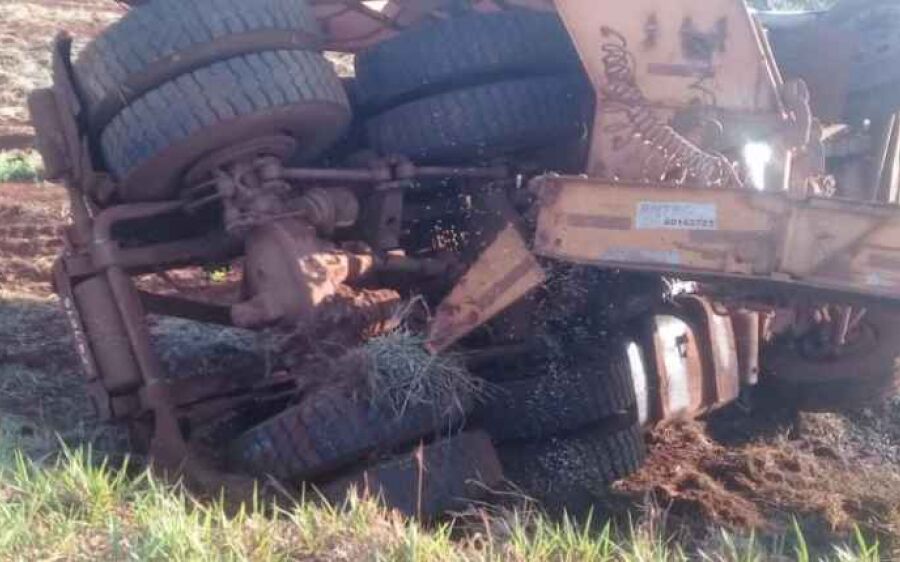 Motorista morre após colidir carro de frente com carreta