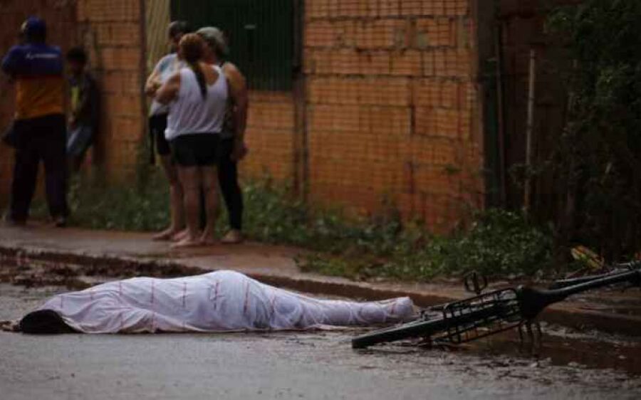 Garoto de 15 anos morre ao desviar de lama e ser atingido por caminhonete na Capital