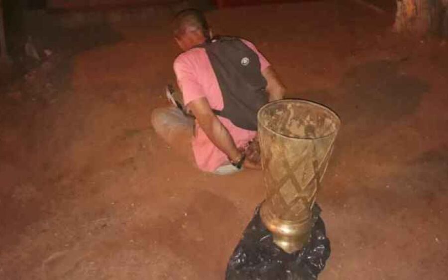 Nem os mortos escapam: homem é preso após furtar vaso de bronze de cemitério