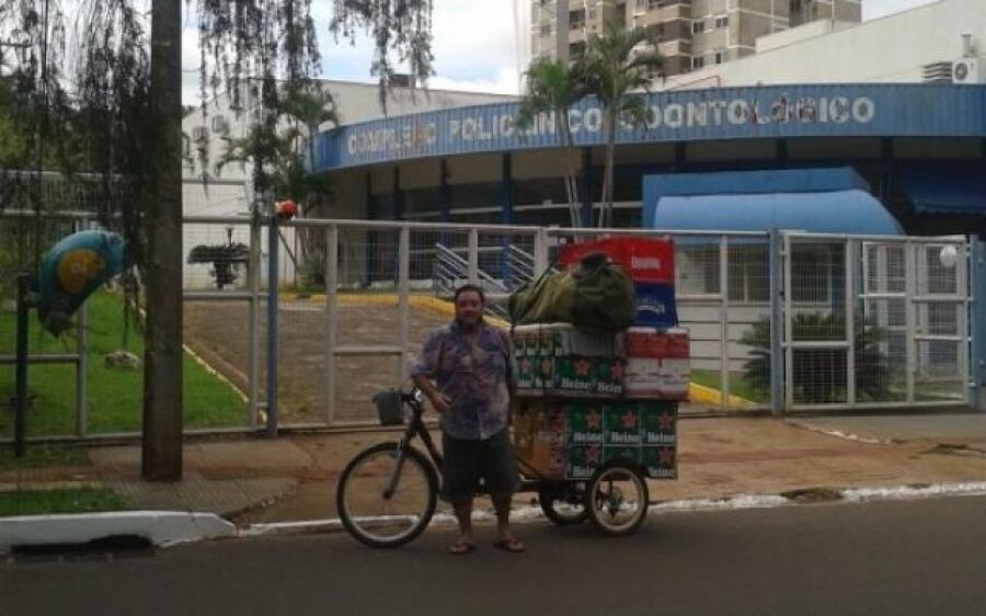Com meia tonelada sobre a bike, Renê sua a camisa pelo diploma de Odonto