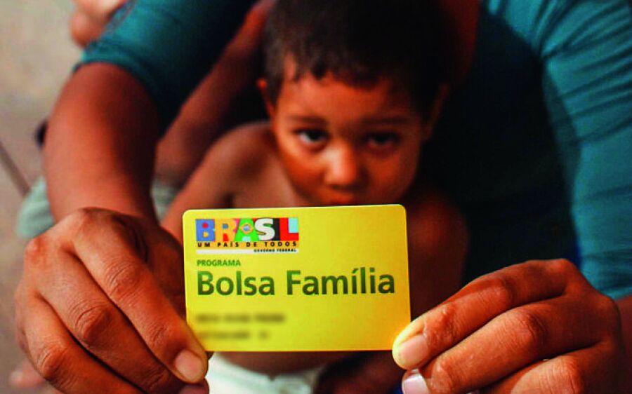 Bolsonaro assina 13º salário para beneficiários do Bolsa Família