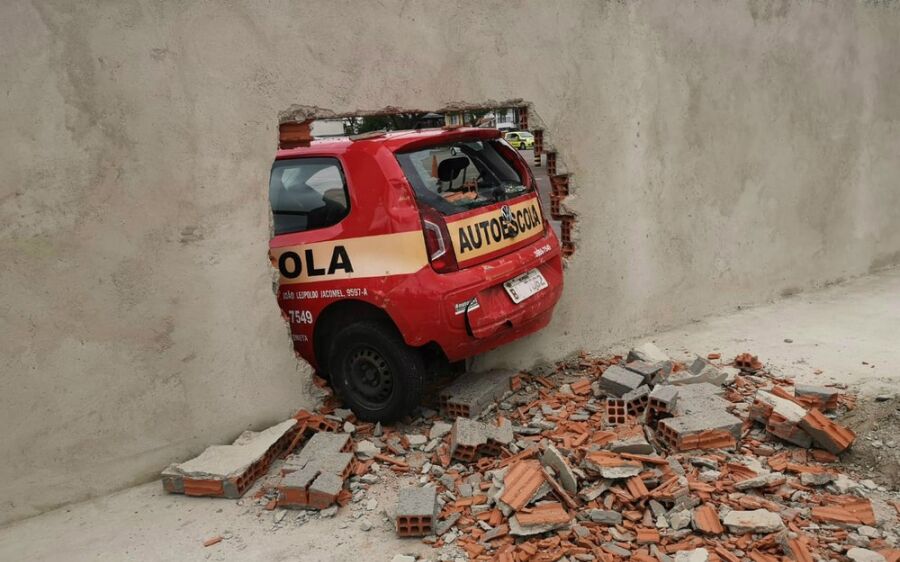 Motorista perde controle do carro em teste de baliza e derruba muro recém-construído