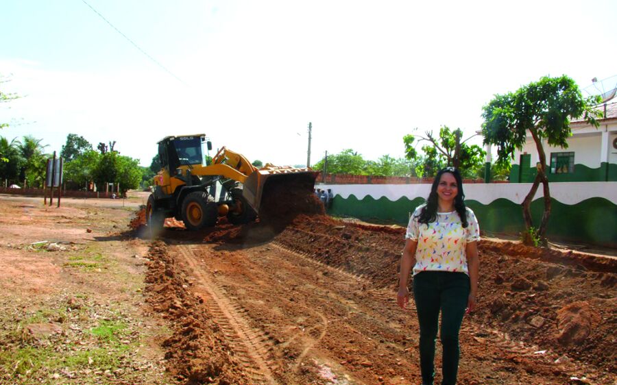 Vice Prefeita de Rio Verde, Dinalvinha Viana, visita obras de pavimentação asfáltica 