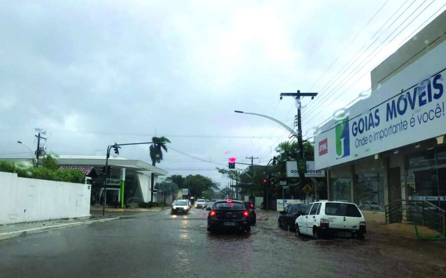 Temporal causa estragos em vários pontos de Coxim