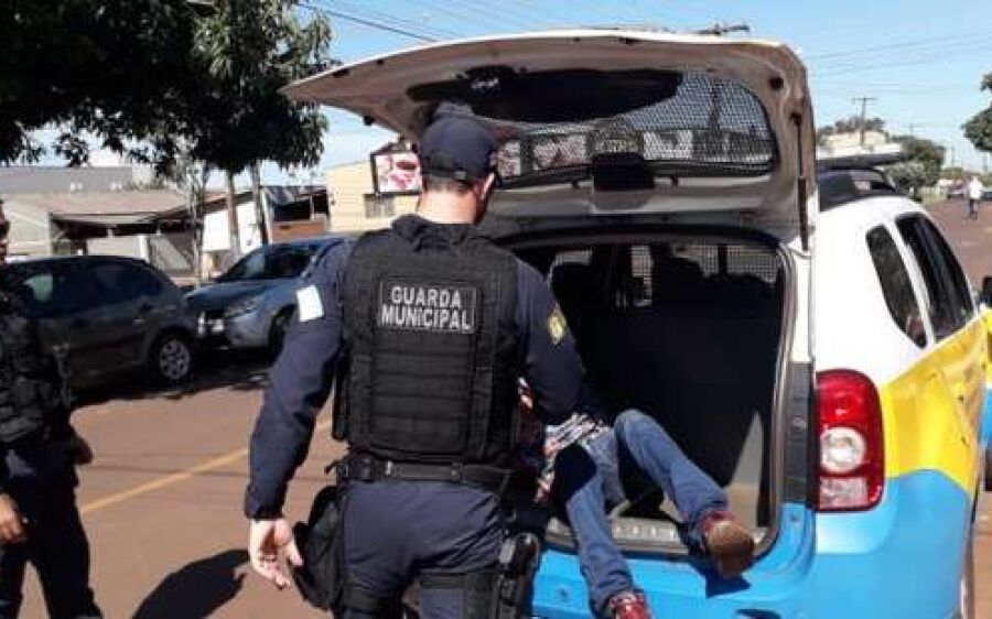 Guarda Municipal 'interrompe' transa de dois homens em marquise de igreja em cidade de MS