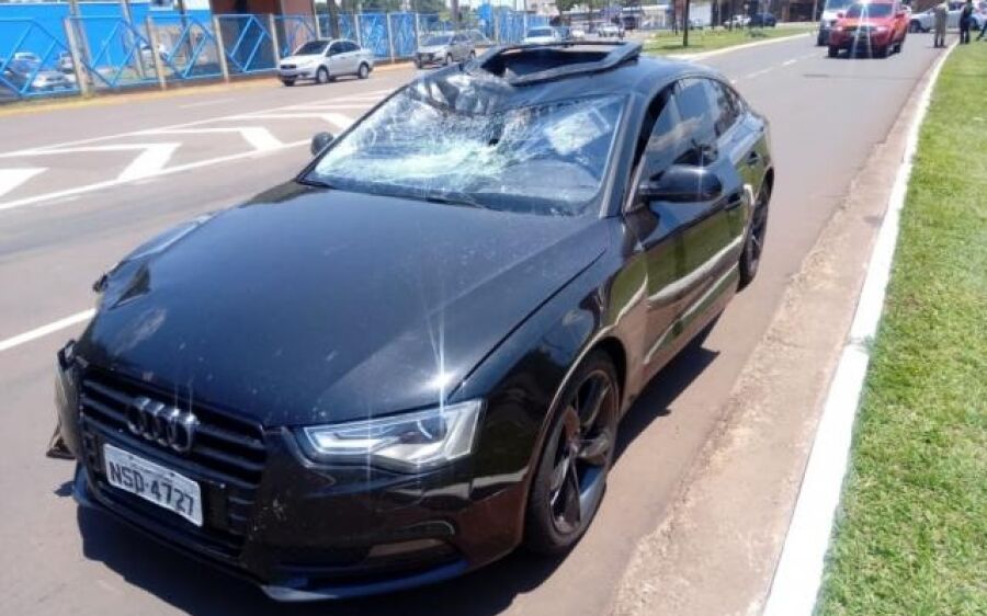 Atropelado por Audi, ciclista quebra ombros e tem crânio afundado
