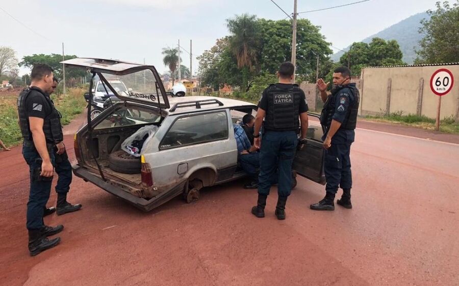 Carro com três rodas atinge 80 km/h durante perseguição em MS e motorista foge, diz polícia