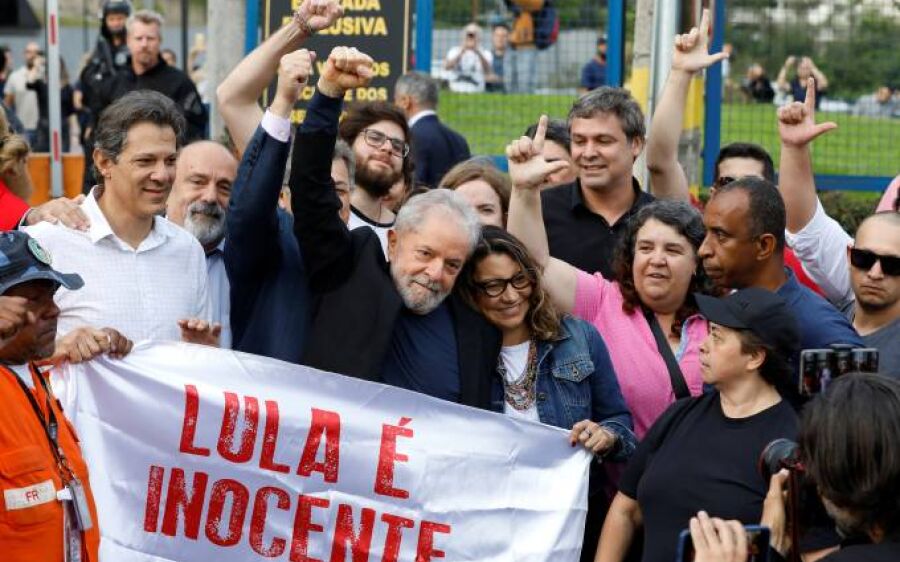 Lula deixa a prisão em Curitiba após 580 dias