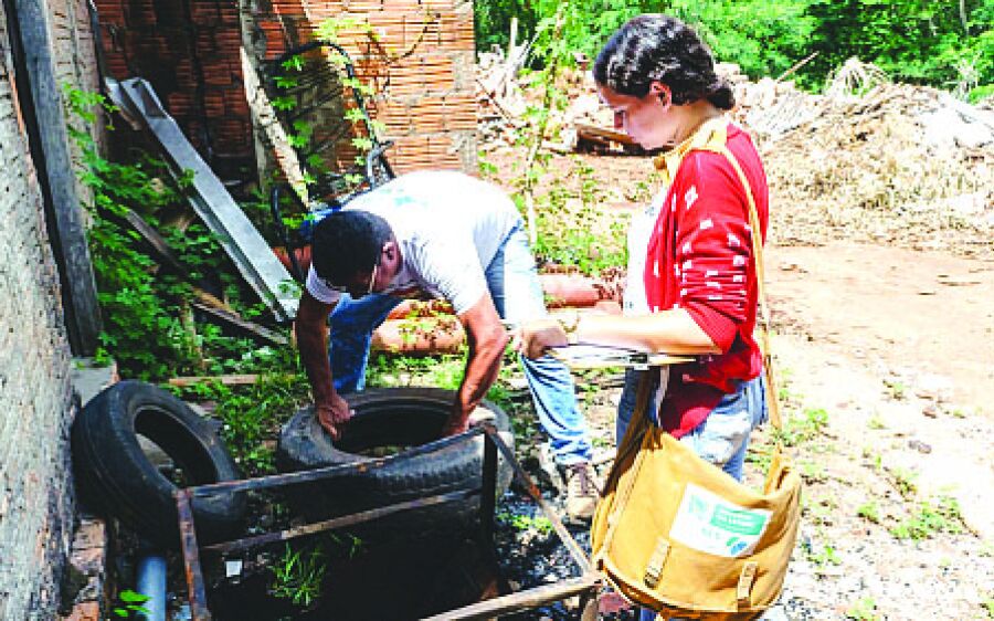 Agentes de endemias orientam população quanto à dengue na volta das chuvas