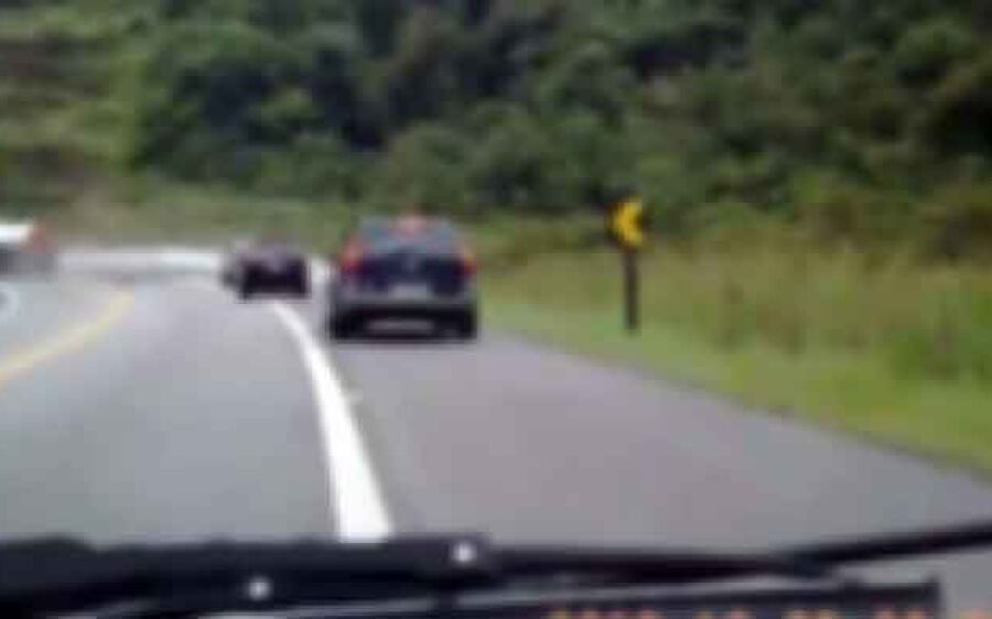 Esposa descobre traição e homem tenta matar família jogando carro contra carretas