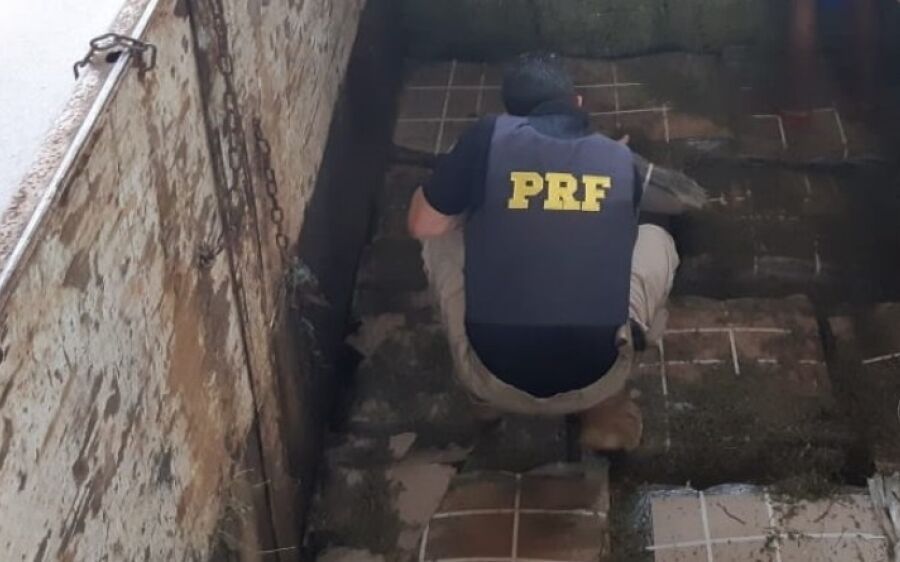 PRF flagra caminhoneiro com mercadorias sem nota fiscal escondidas em carga de feno na BR-163