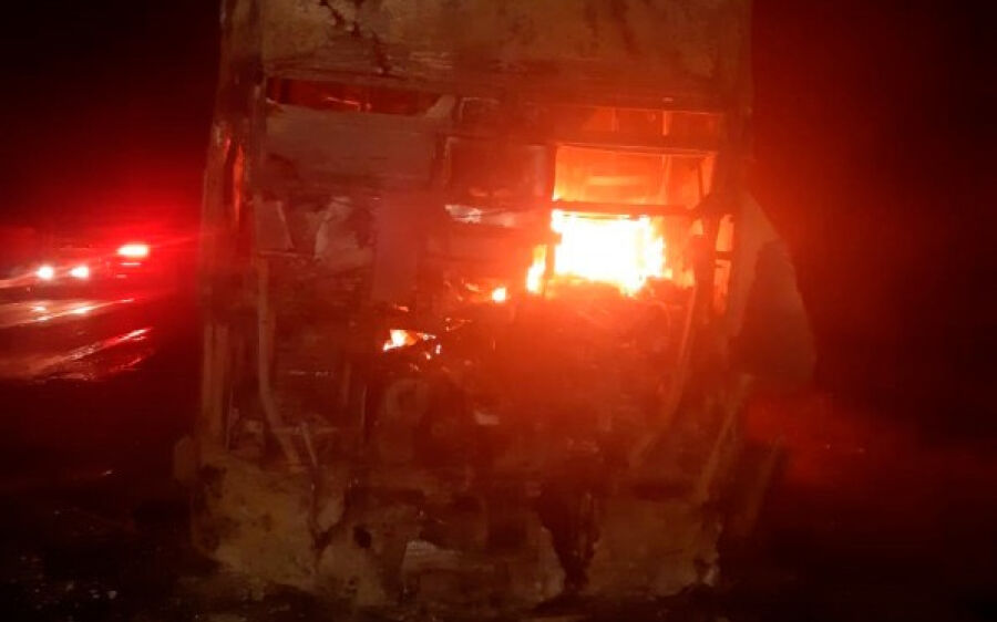 Ônibus com 32 passageiros pega fogo na BR-163, entre São Gabriel e Rio Verde