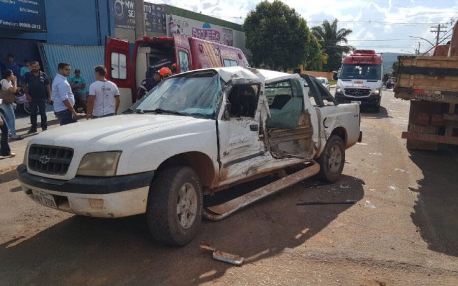 Duas pessoas ficam feridas em grave acidente em  rotatória de Coxim