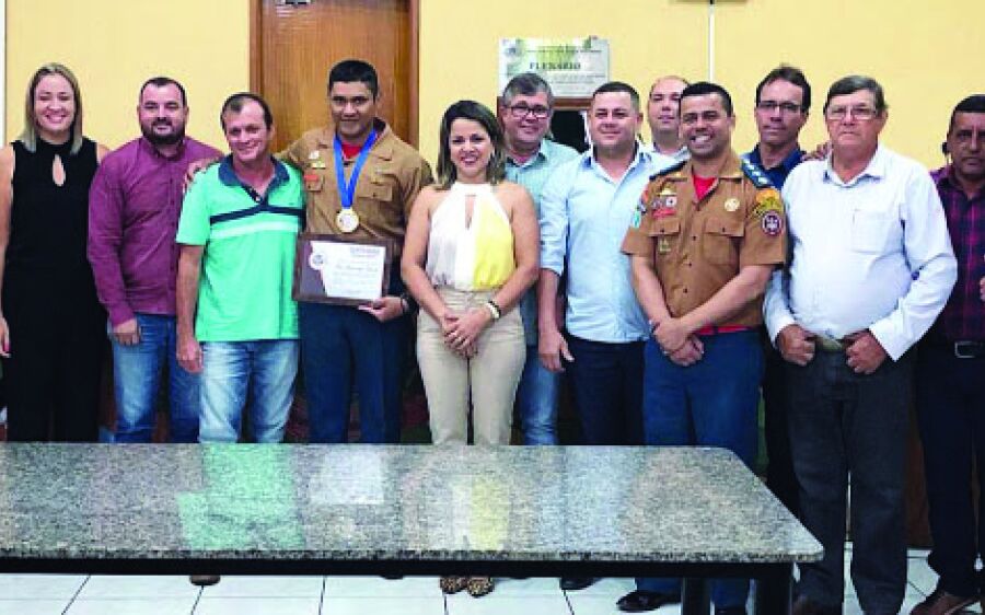 Vereadores homenageiam bombeiro rio-verdense por “ato de bravura”