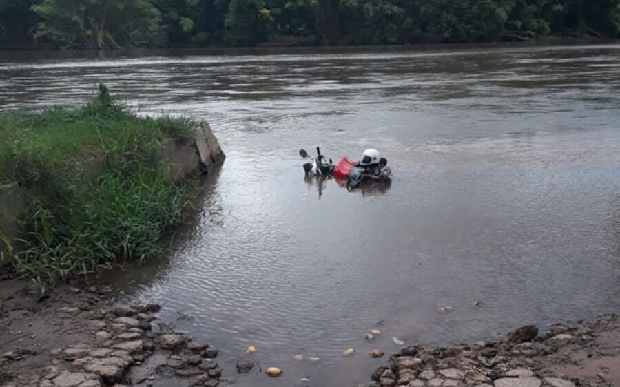 Após denúncia, PM encontra motocicleta dentro do rio Taquari no centro de Coxim